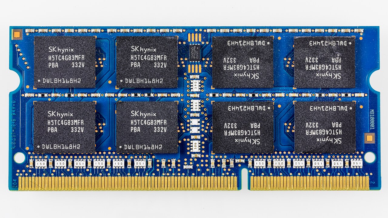 Fotografía de archivo de un módulo de memoria DDR3 fabricado por SK Hynix; no representa el nuevo chip HBM4