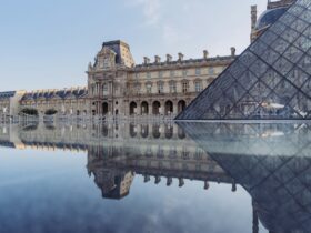 Exterior del Museo del Louvre en París, uno de los centros culturales cerrados el 24 de octubre de 2026