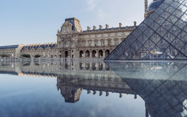 Exterior del Museo del Louvre en París, uno de los centros culturales cerrados el 24 de octubre de 2026