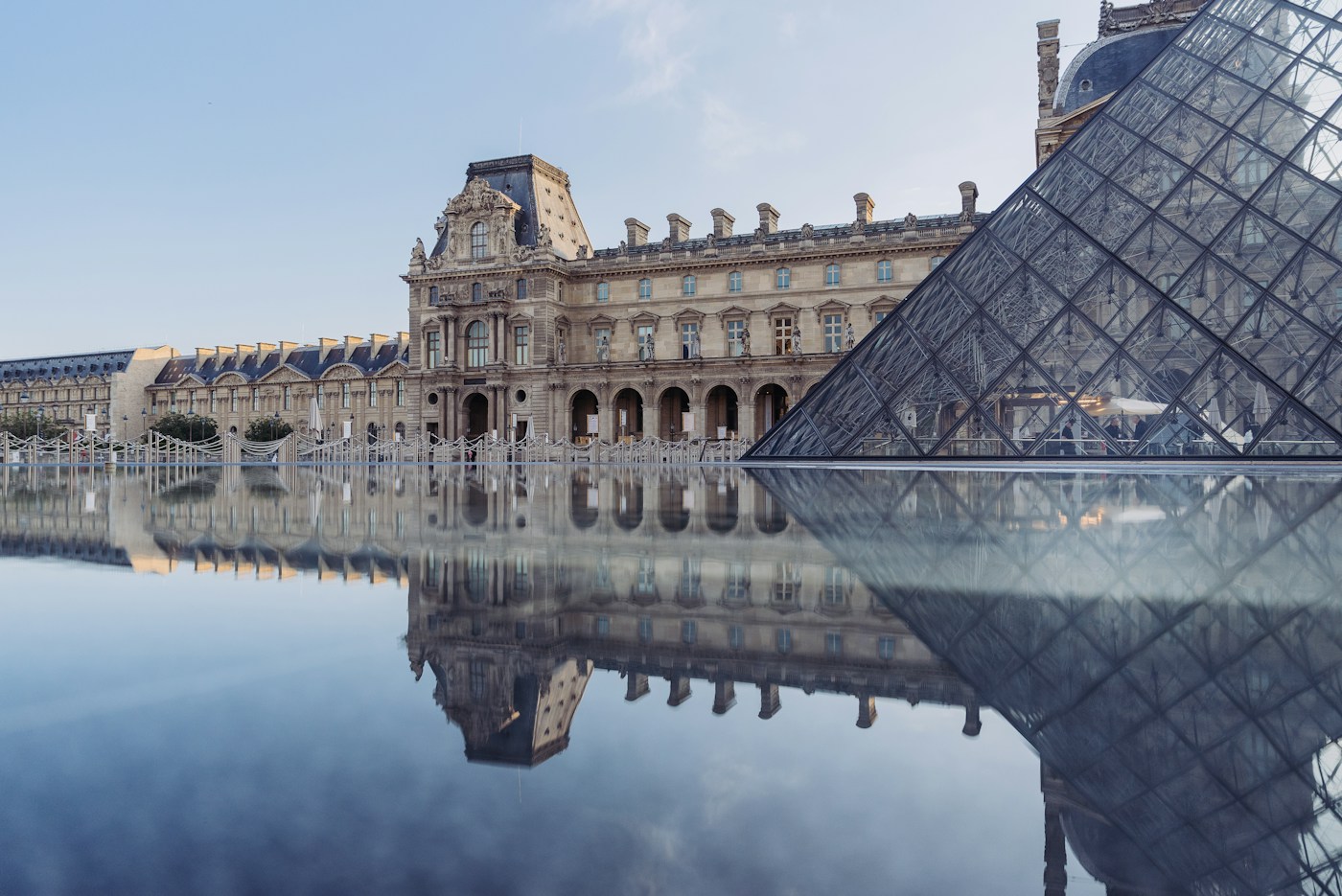 Exterior del Museo del Louvre en París, uno de los centros culturales cerrados el 24 de octubre de 2026