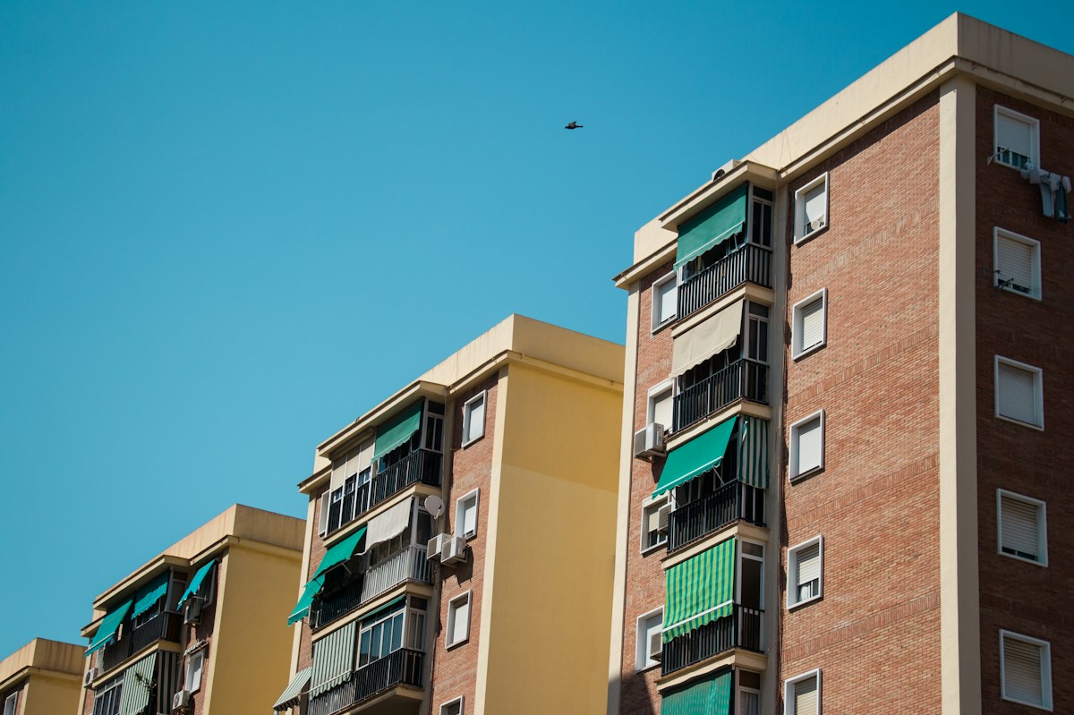 Edificios residenciales en España en un artículo sobre Neinor y Aedas Homes