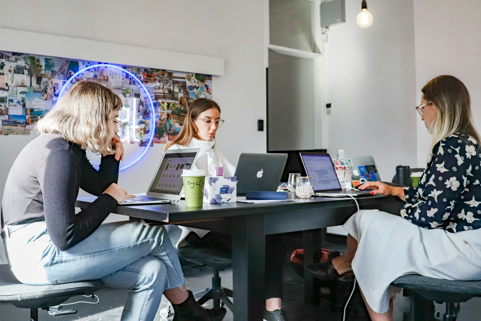 Profesionales trabajando con ordenadores en una empresa digital