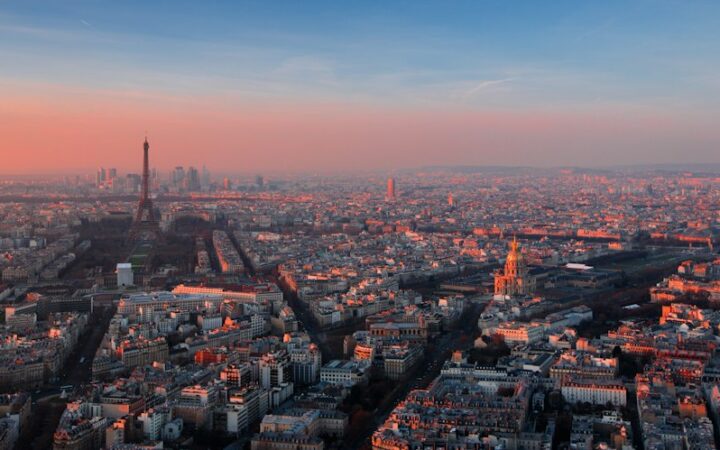 Vista de París al atardecer durante una jornada de tensión en los mercados europeos