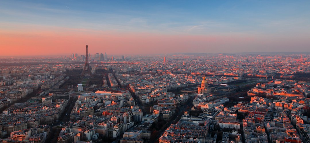 Vista de París al atardecer durante una jornada de tensión en los mercados europeos