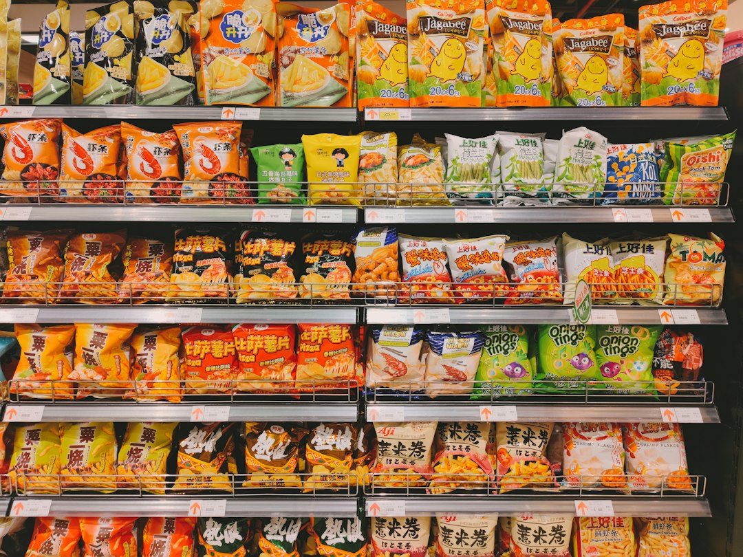 Expositor de alimentos y aperitivos en un supermercado