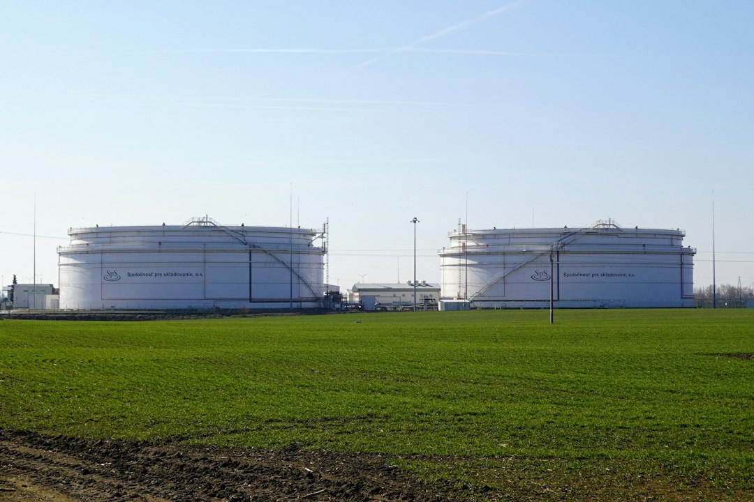 Tanques de almacenamiento de petróleo en una instalación energética