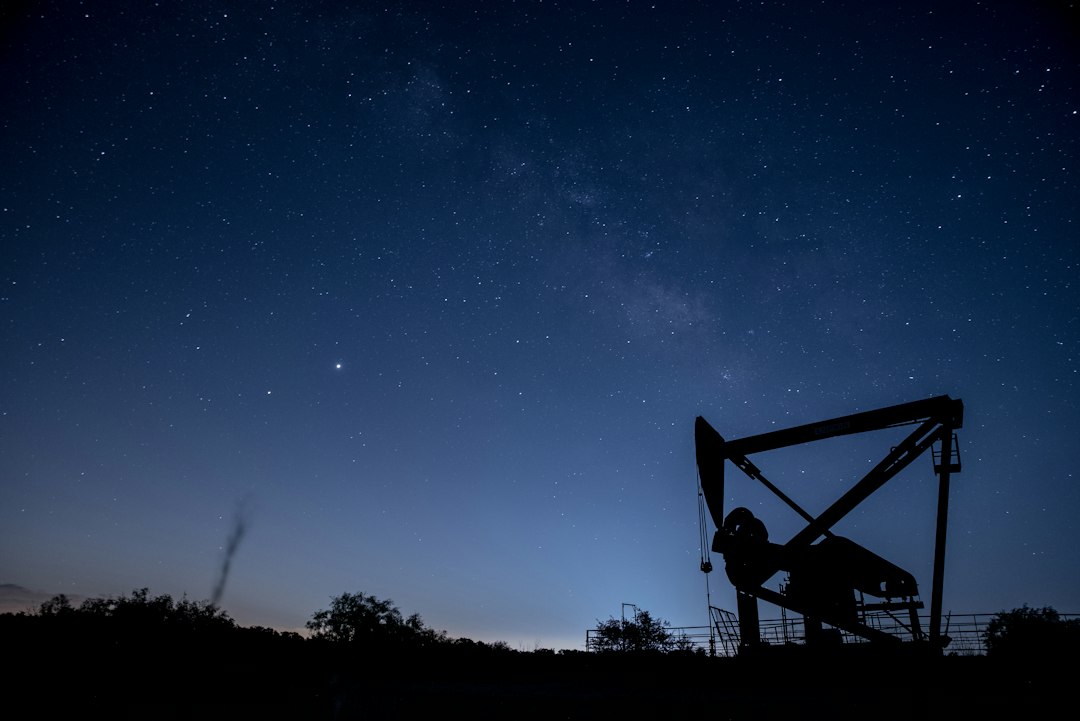 Instalación petrolera en Texas durante la noche