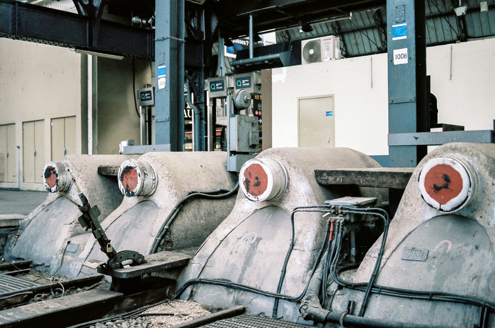 Instalación industrial europea y producción manufacturera