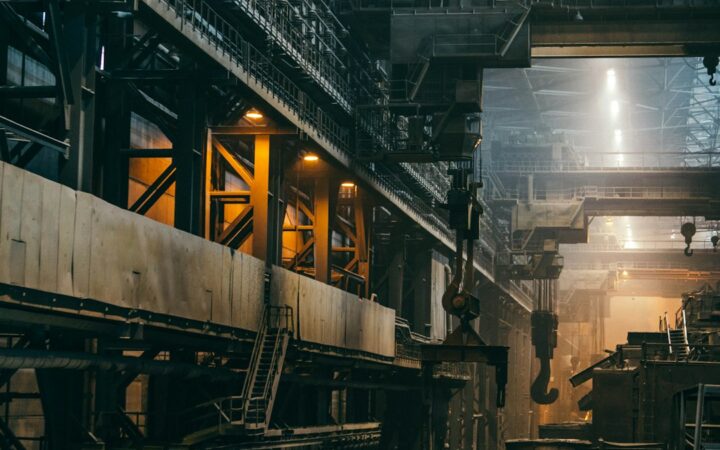 Instalación industrial con maquinaria y estructuras de producción