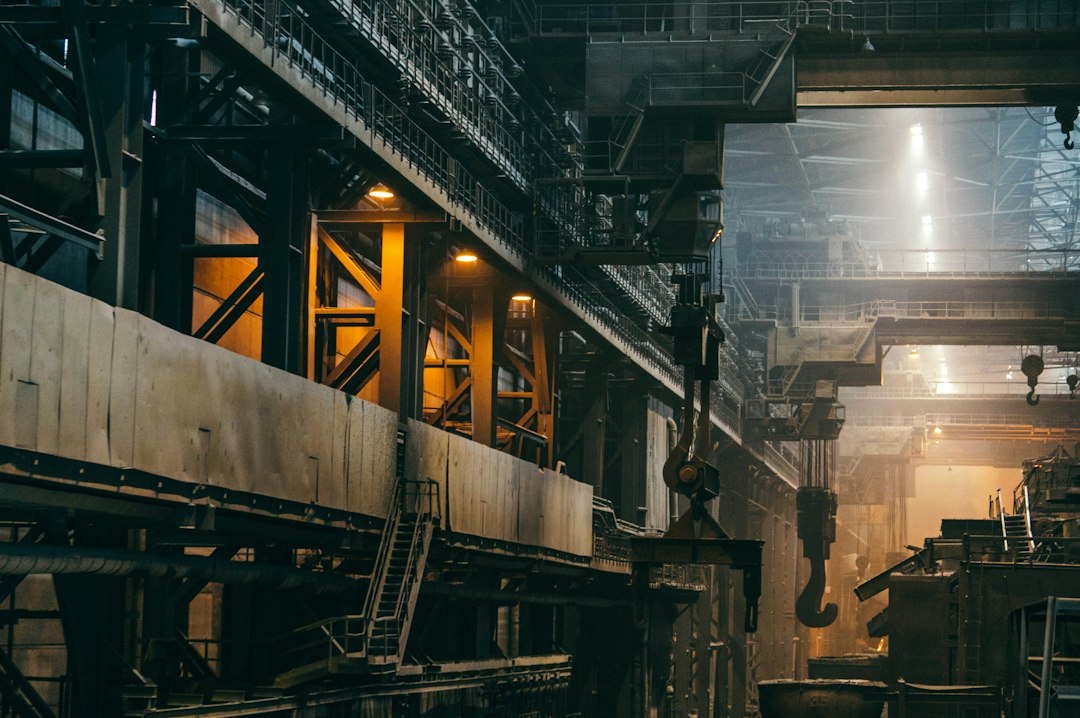 Instalación industrial con maquinaria y estructuras de producción