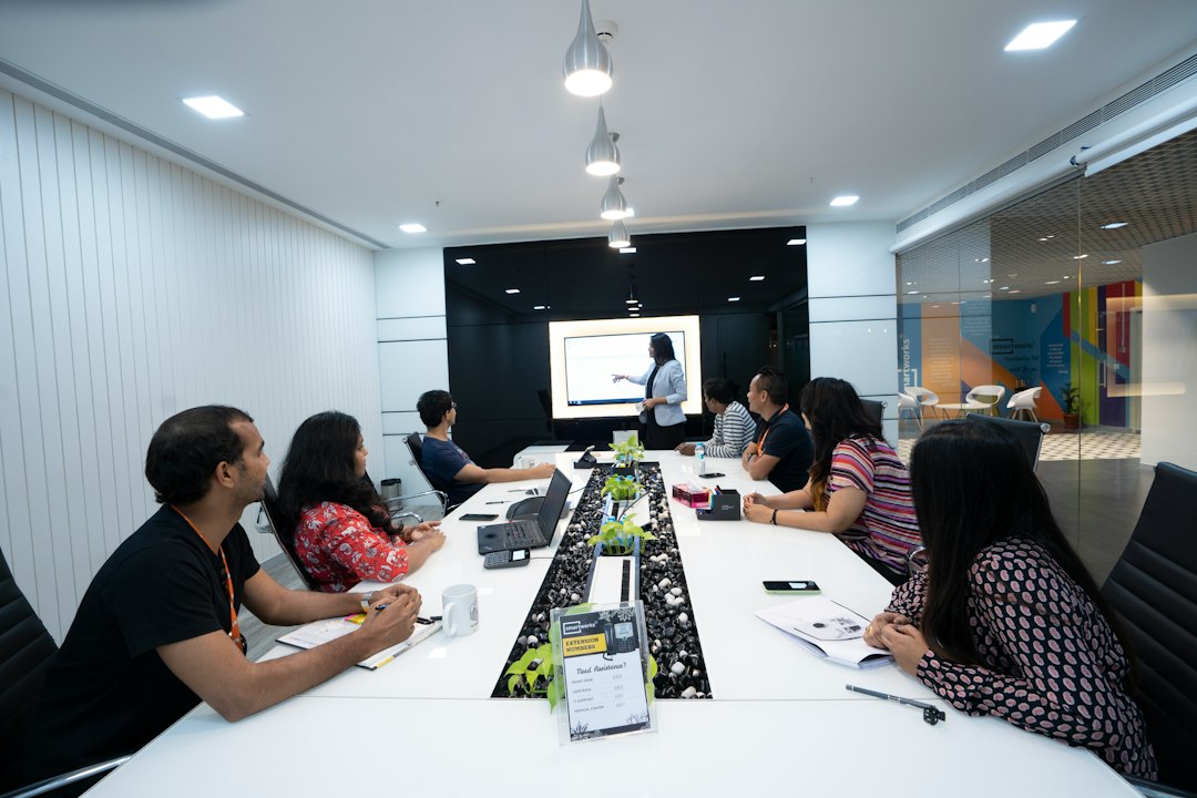 Equipo de profesionales participando en una sesión de formación tecnológica
