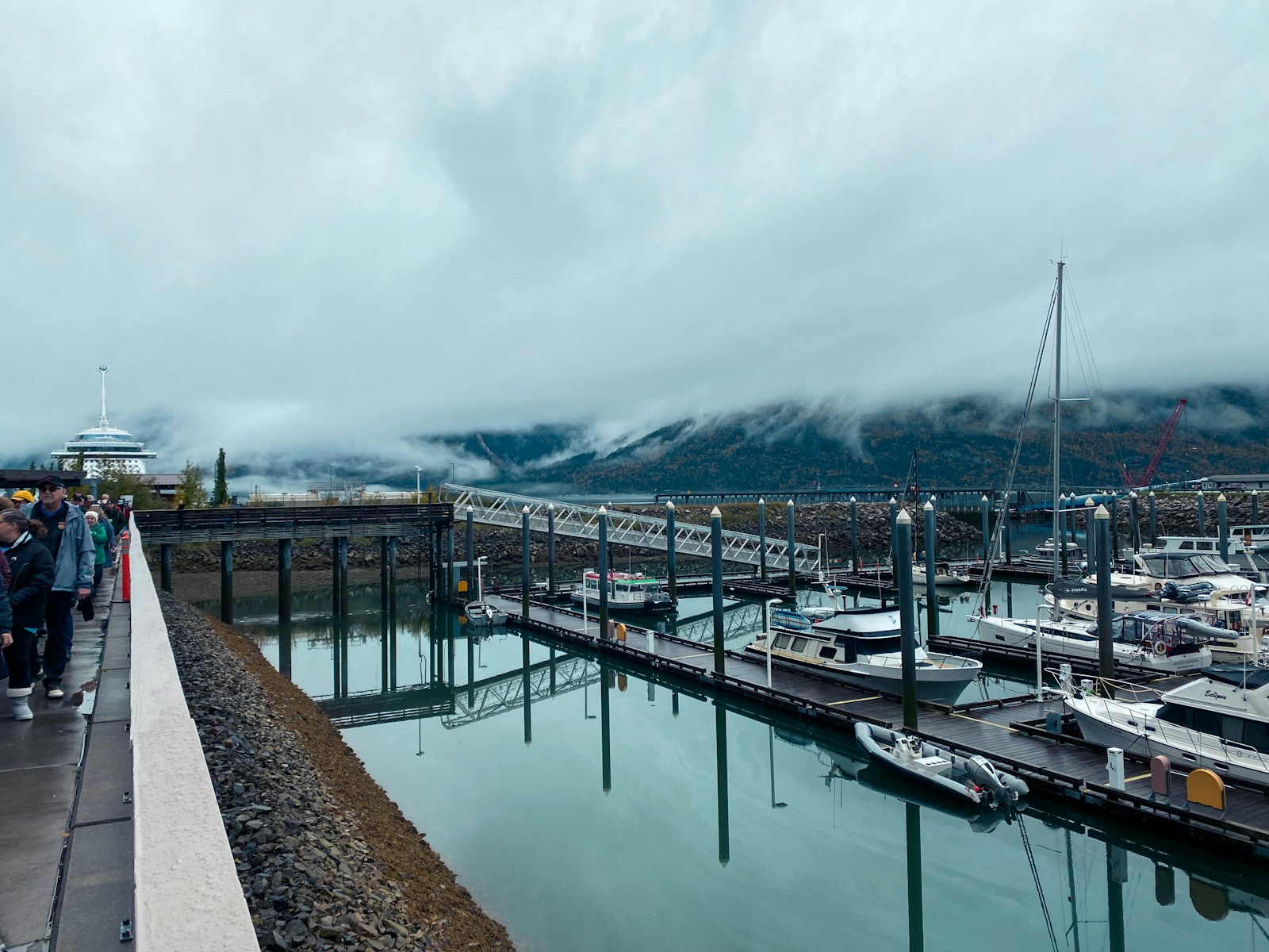 Puerto de Alaska rodeado de montañas
