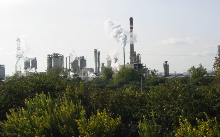 Vista de archivo de la refinería Gibraltar-San Roque, instalación de Moeve en Cádiz; fotografía de 2006 de Asterion, CC BY-SA 2.5