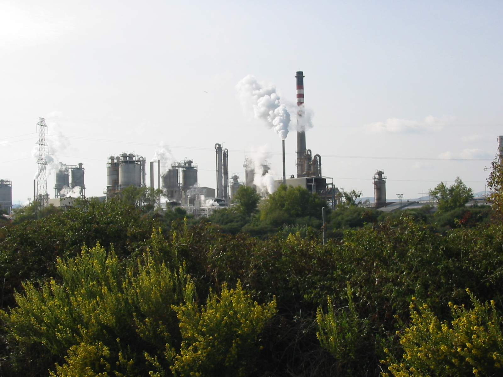 Vista de archivo de la refinería Gibraltar-San Roque, instalación de Moeve en Cádiz; fotografía de 2006 de Asterion, CC BY-SA 2.5