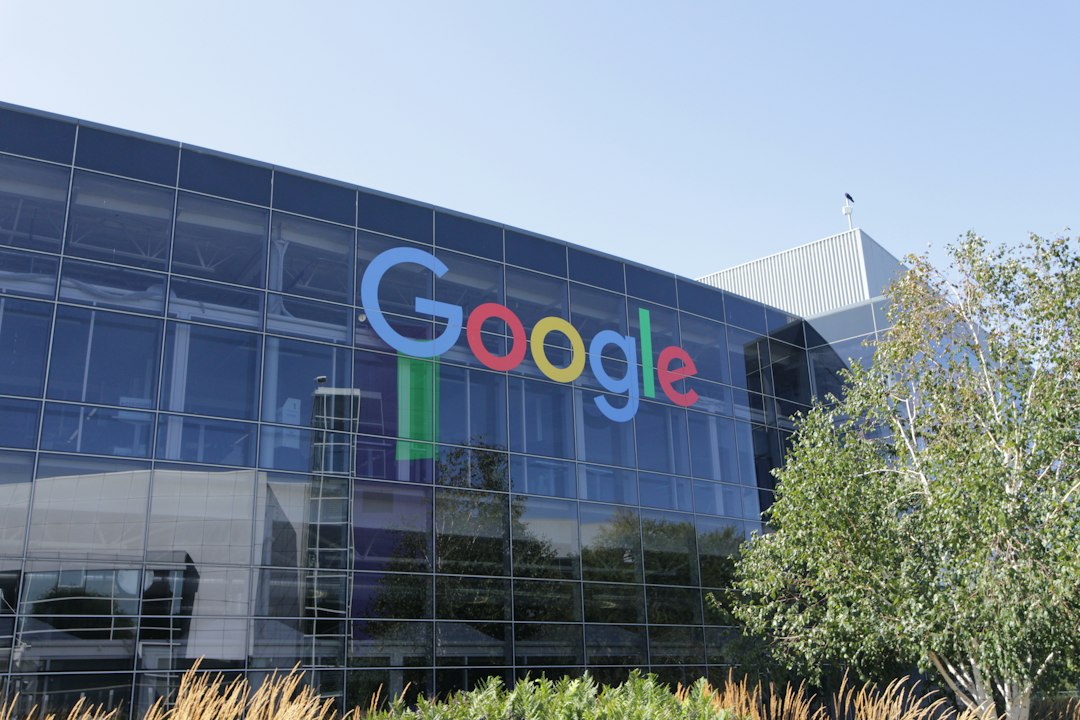 Edificio de Google con su logotipo
