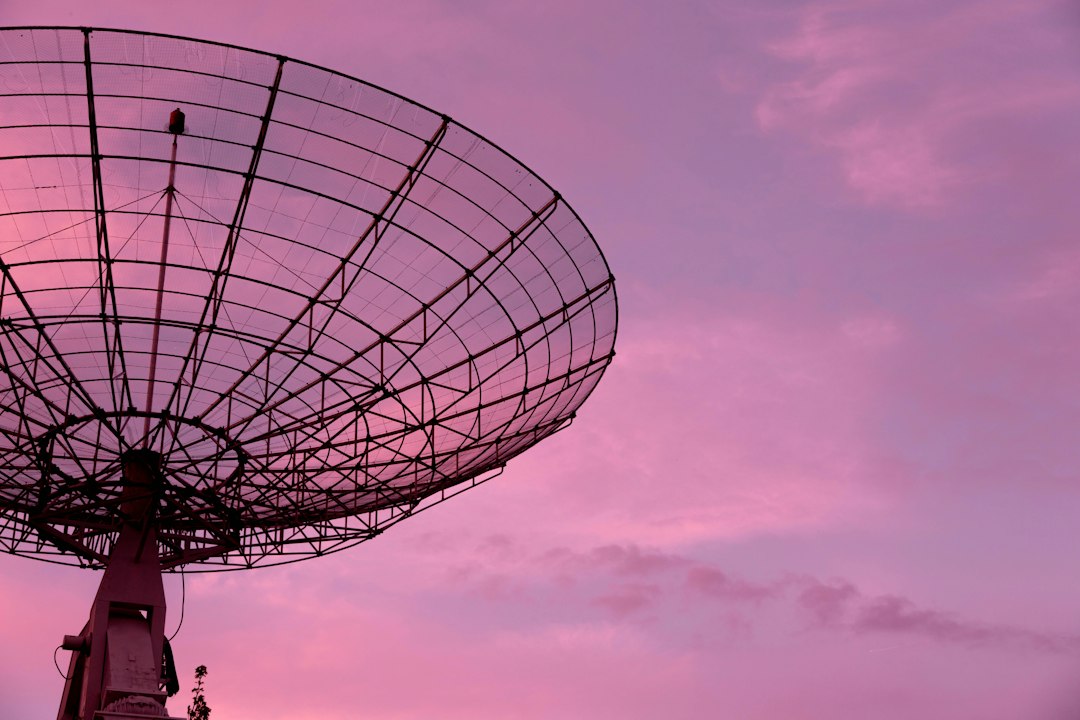 Antena y equipo tecnológico de comunicaciones por satélite