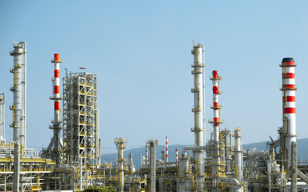 Instalación industrial con tuberías de una refinería