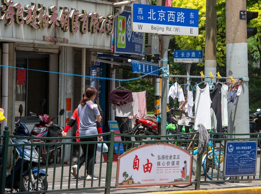 Calle comercial de Shanghai con edificios y peatones