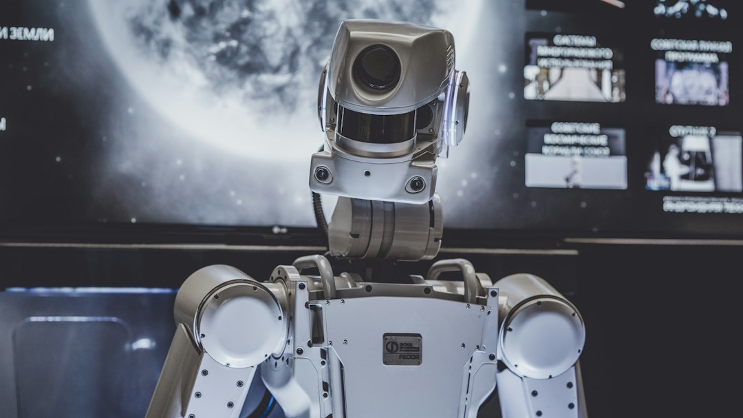 Robot blanco empleado como representación de sistemas autónomos