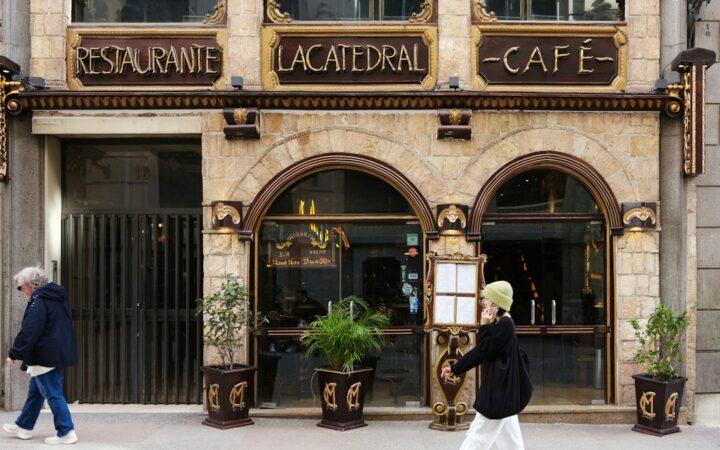Cafetería y actividad urbana en Madrid como imagen del sector servicios en España