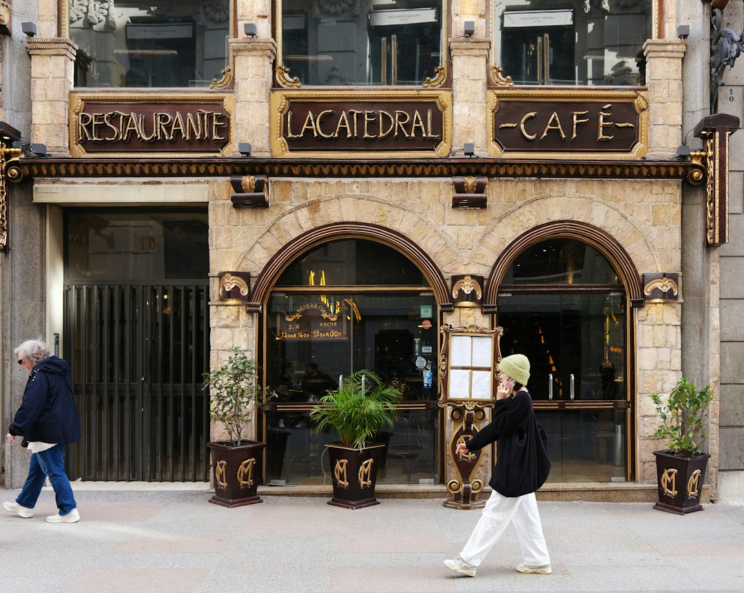 Cafetería y actividad urbana en Madrid como imagen del sector servicios en España