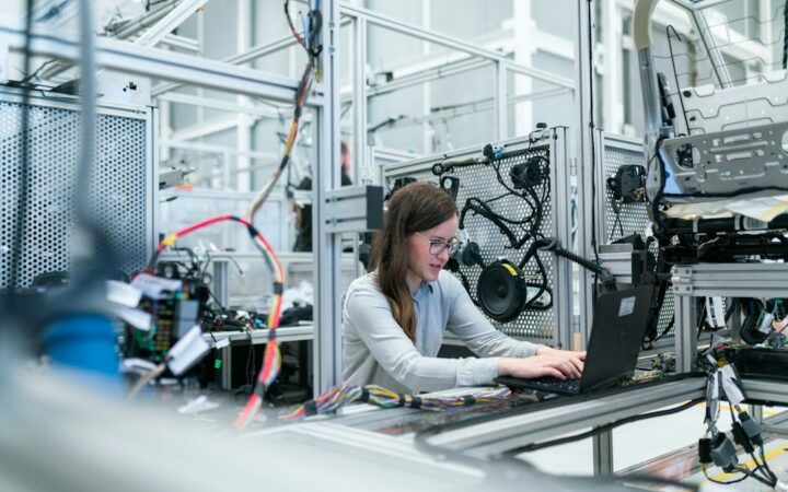 Ingeniera trabajando con sistemas de automatización y software industrial