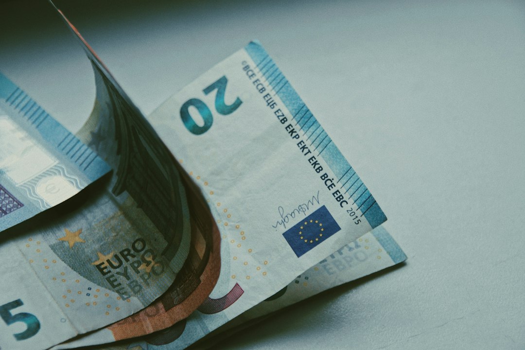Moneda europea en una composición sobre pagos digitales y stablecoins