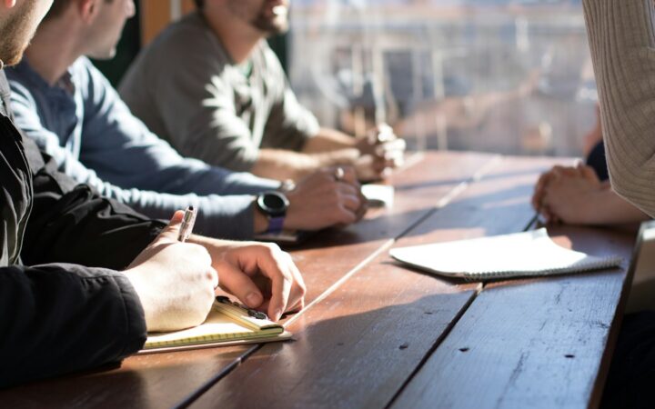 Equipo de una startup reunido para preparar financiación ENISA