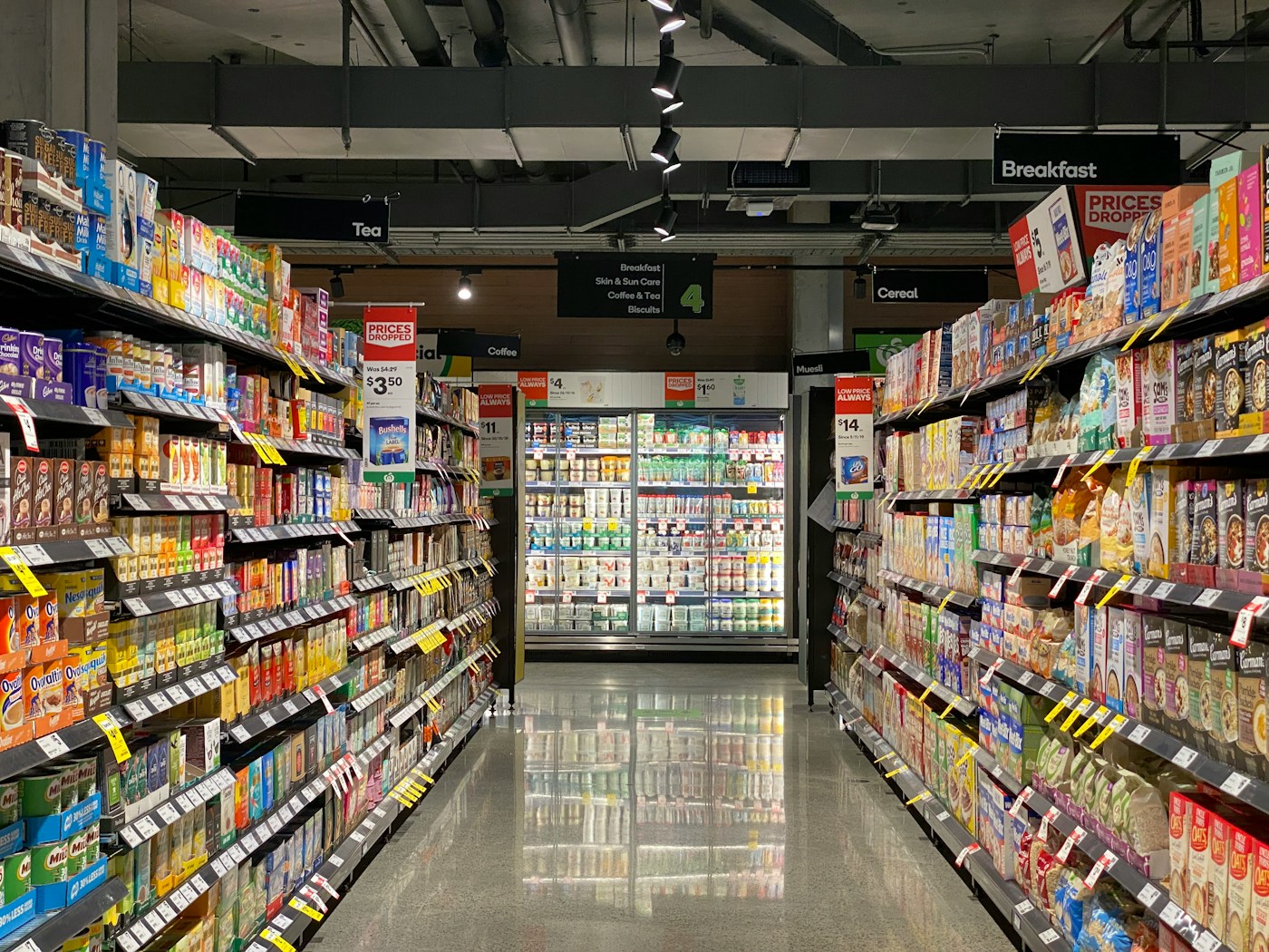 Pasillo de supermercado con productos de alimentación