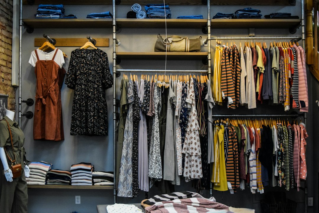Interior de una tienda de moda con prendas expuestas