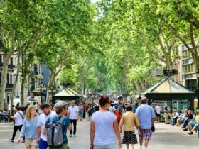 Personas caminando por una calle urbana concurrida de Barcelona, España