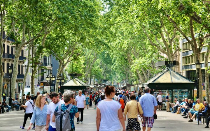 Personas caminando por una calle urbana concurrida de Barcelona, España