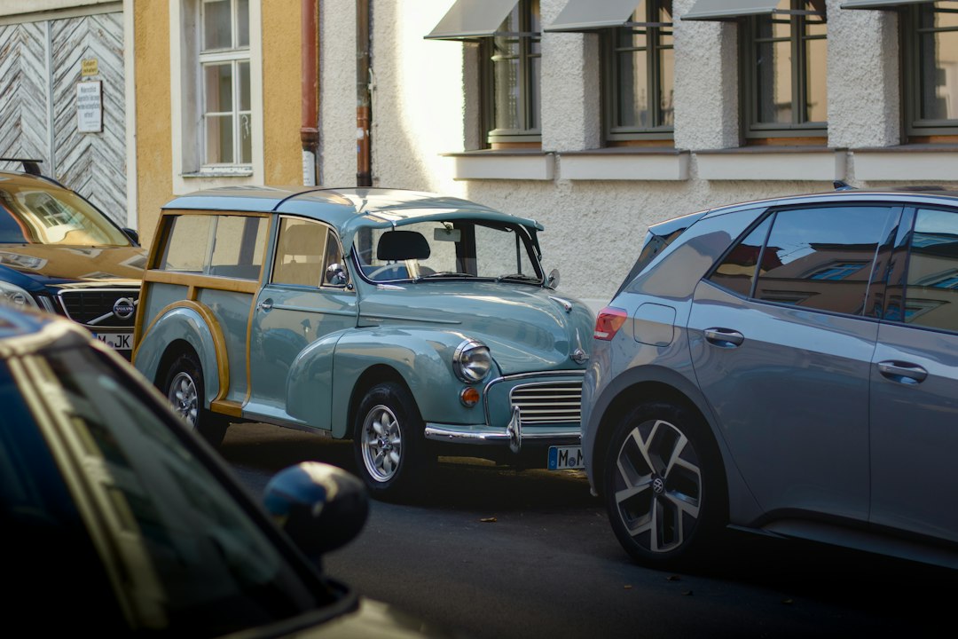 Automóviles estacionados en una carretera europea
