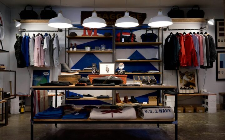 Tienda de ropa contemporánea con estanterías y percheros