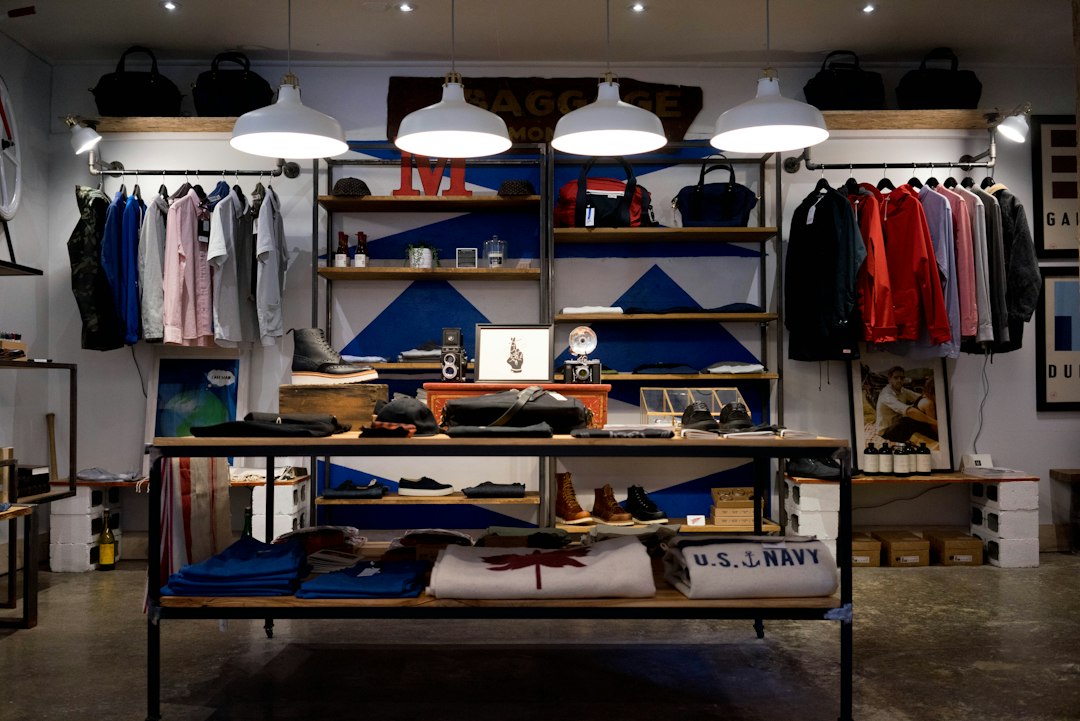 Tienda de ropa contemporánea con estanterías y percheros