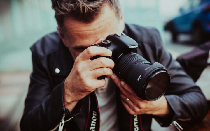 Fotógrafo profesional trabajando con una cámara