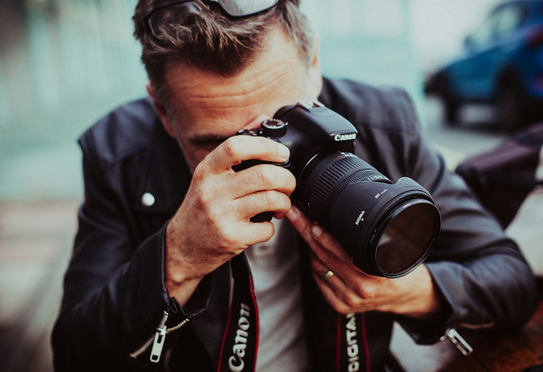 Fotógrafo profesional trabajando con una cámara