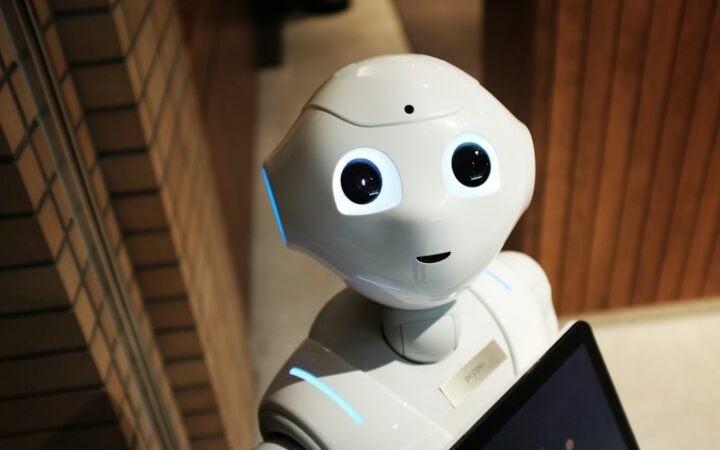 Robot humanoide utilizado para ilustrar la autonomía de agentes de IA