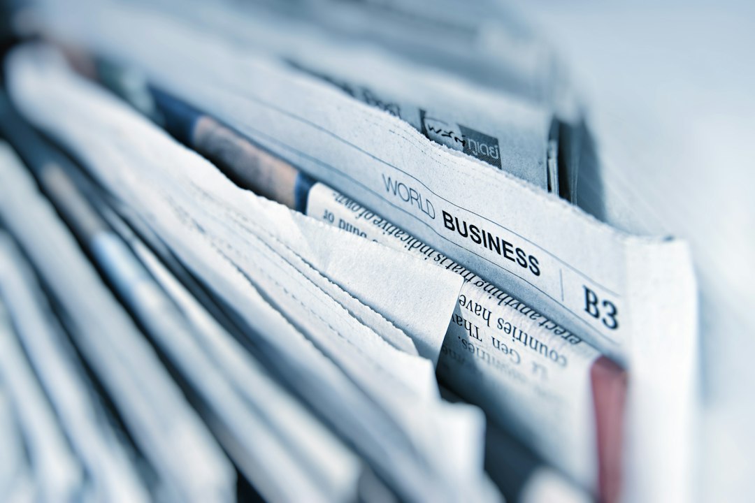 Sección de negocios de un periódico impreso