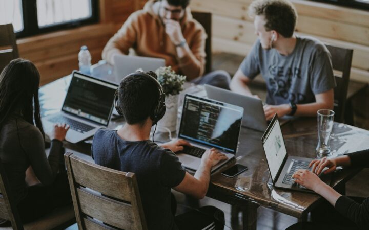 Equipo trabajando con ordenadores, imagen ilustrativa de una startup