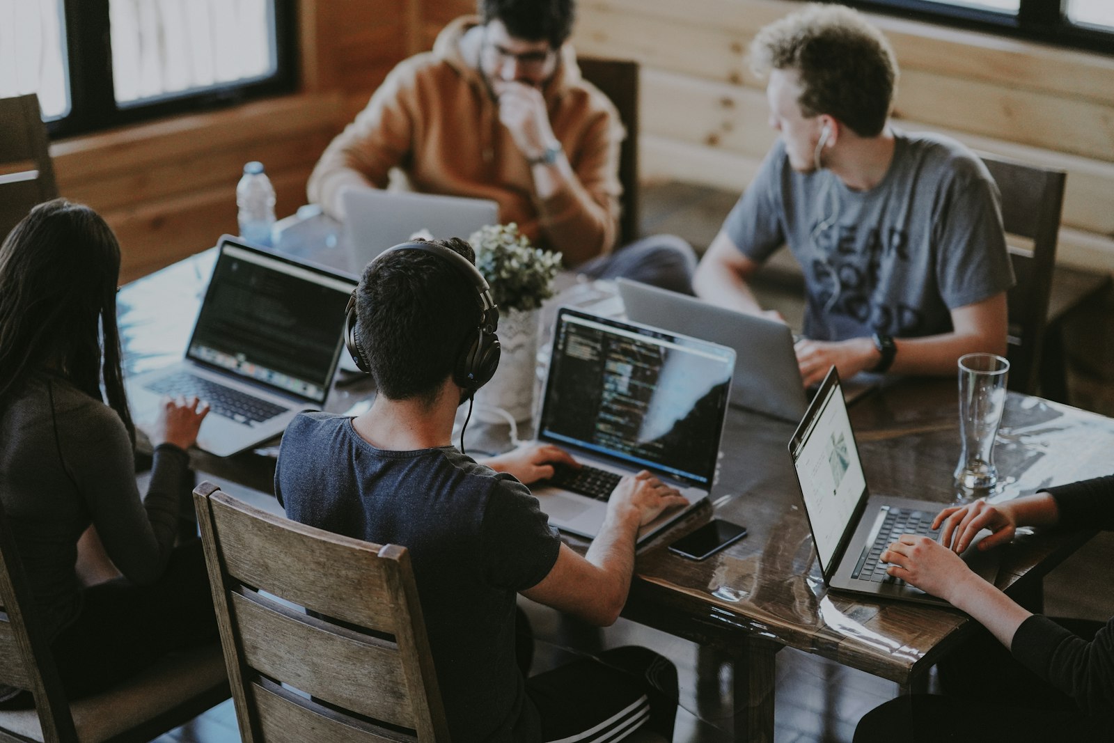 Equipo trabajando con ordenadores, imagen ilustrativa de una startup