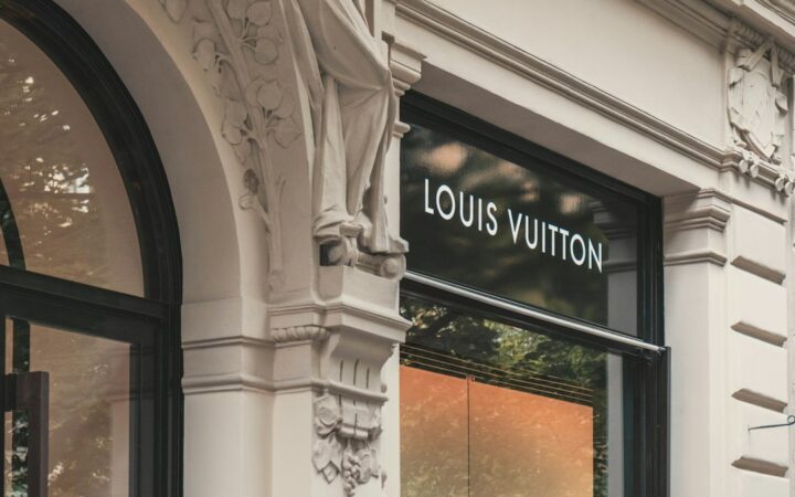 Fachada de una tienda Louis Vuitton