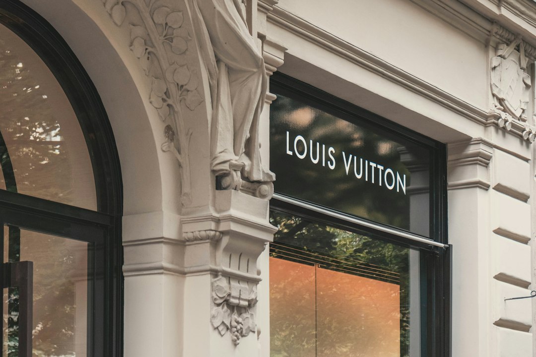 Fachada de una tienda Louis Vuitton