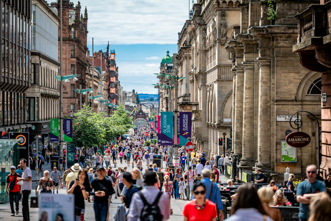Las ventas minoristas británicas caen un 0,4% y la confianza se hunde: el consumo entra en el invierno con señales mixtas
