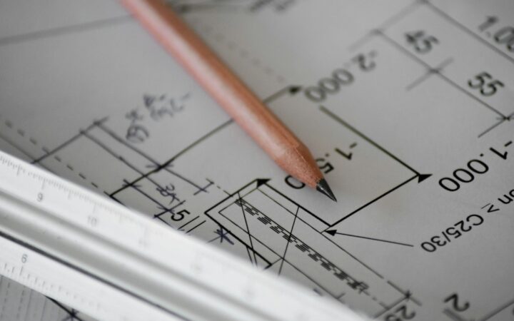 Planos técnicos y herramientas de diseño utilizados en procesos industriales