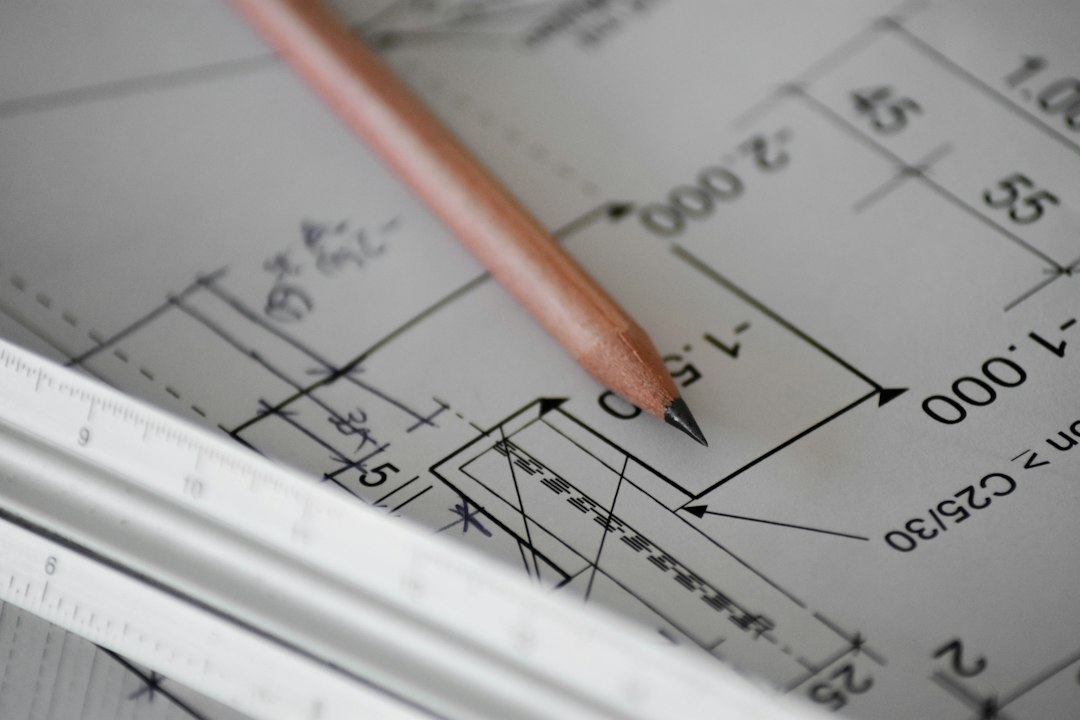 Planos técnicos y herramientas de diseño utilizados en procesos industriales