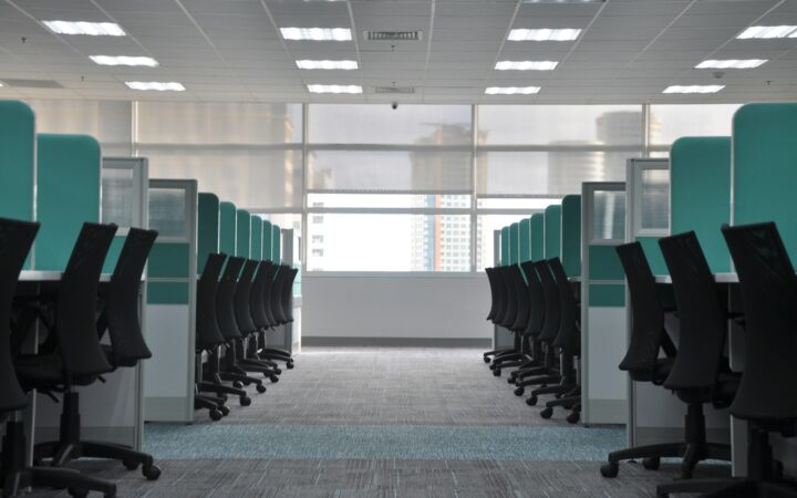 Equipo de una empresa tecnológica en una reunión
