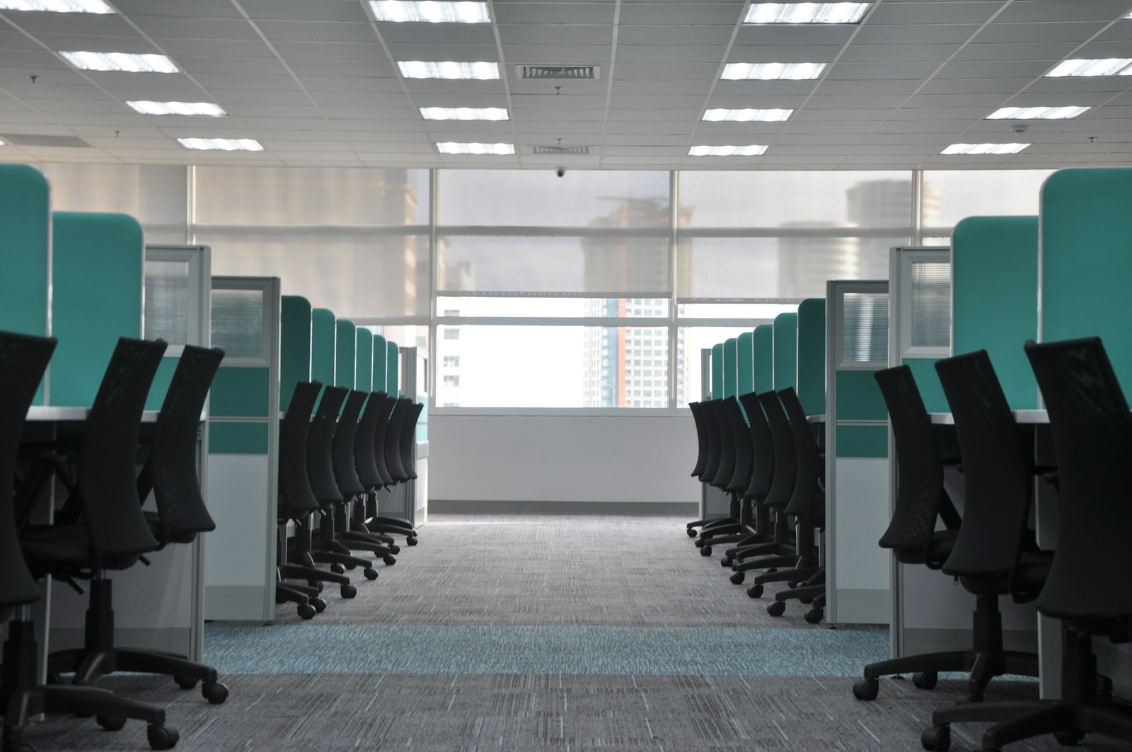 Equipo de una empresa tecnológica en una reunión