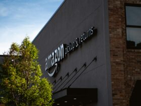 Logotipo de Amazon en una pantalla