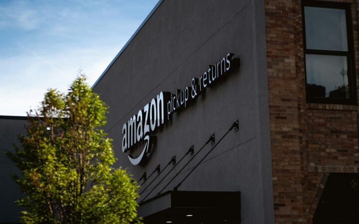 Logotipo de Amazon en una pantalla